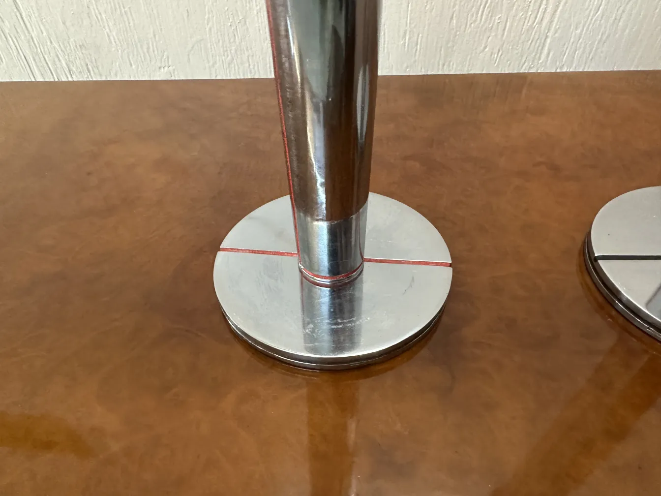 Antiguos candelabros en una mesa, con base redonda y detalles finales