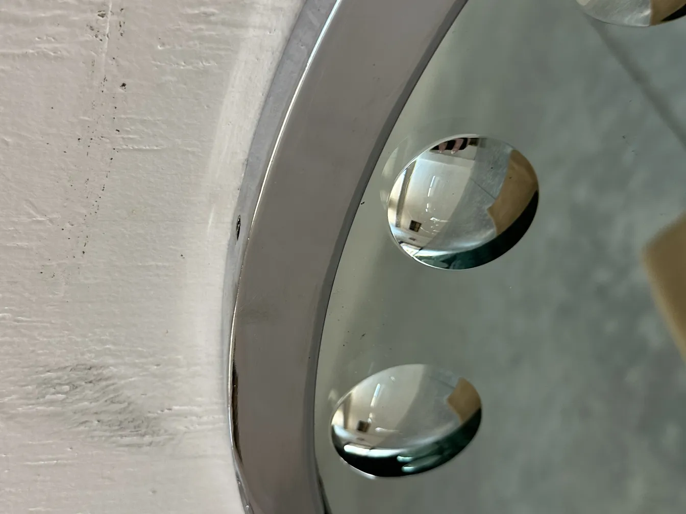 miroir ancien avec détails courbés et reflets