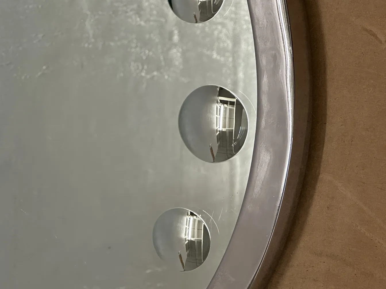 miroir antique avec des détails uniques et une forme distinctive sur le mur