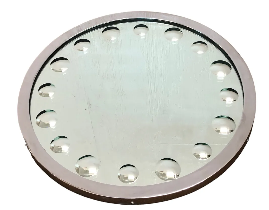 espejo antiguo redondo con detalles decorativos