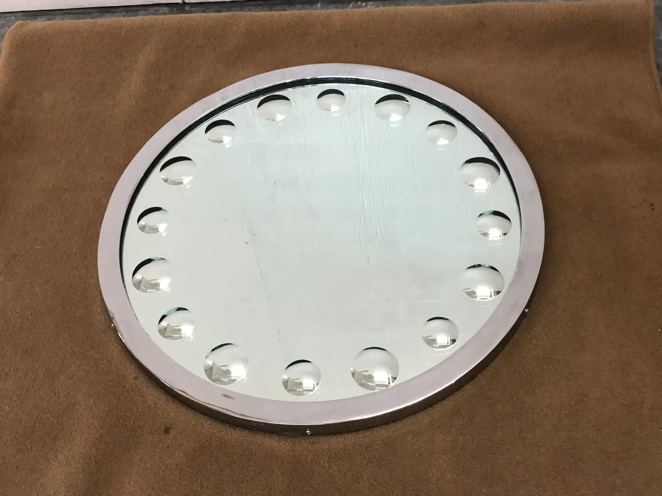 전구가 보이는 오래된 둥근 거울