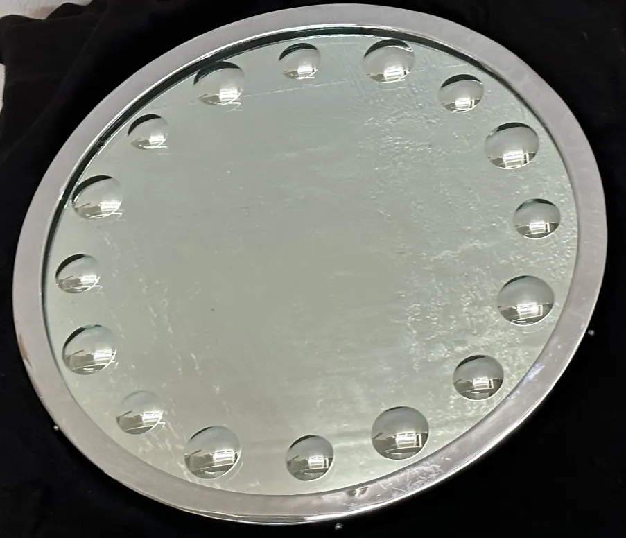 specchio antico rotondo con design decorativo