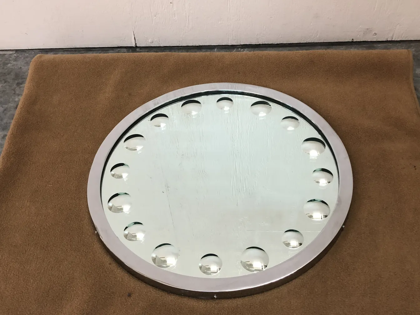 miroir ronde ancien avec bulles décoratives sur le cadre