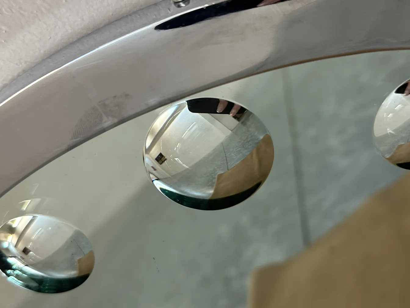 antiker Spiegel mit polierten Kanten und Details