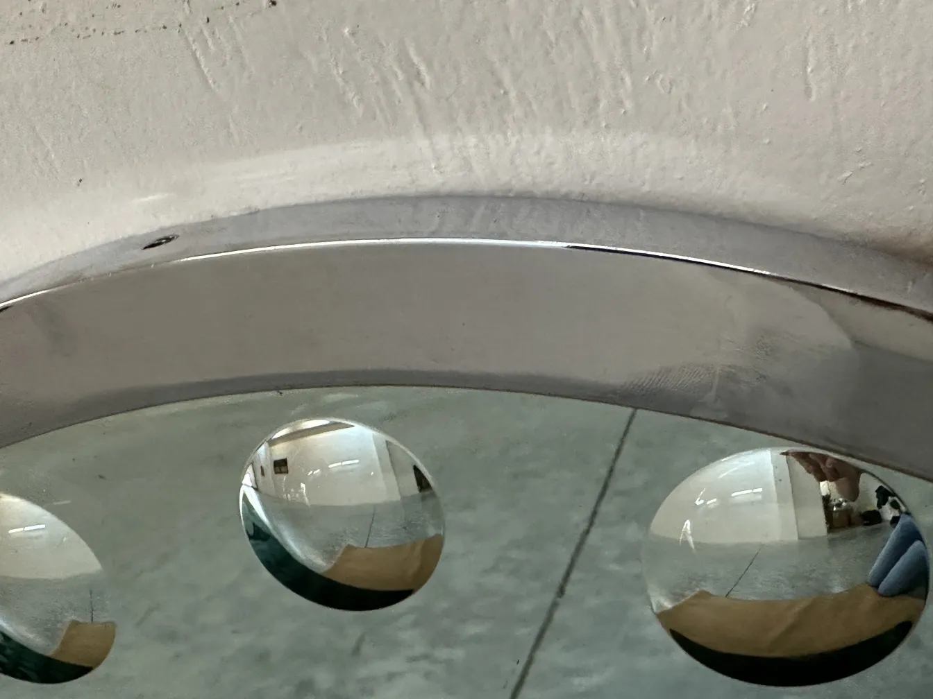 espelho antigo com detalhes circulares na borda superior