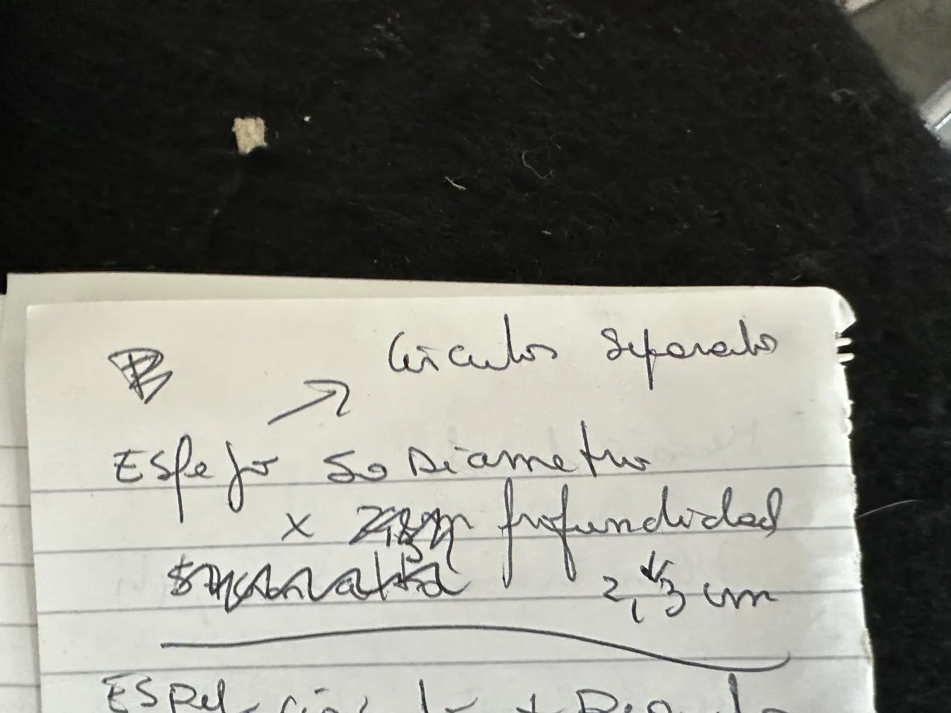 antik runder Spiegel mit feinen Details auf Papier