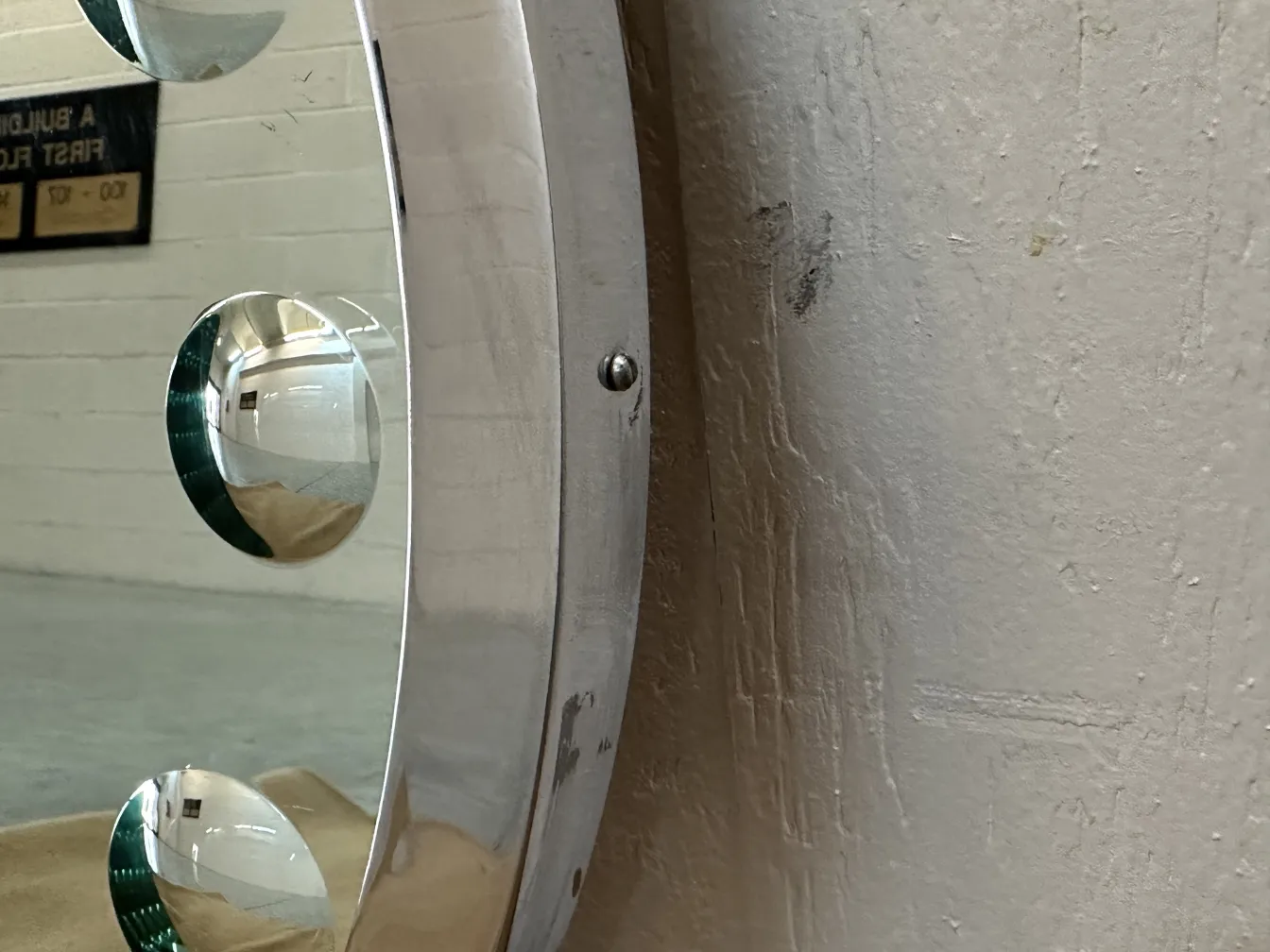 고대거울은 원형 디자인과 눈에 보이는 반사가 있습니다.