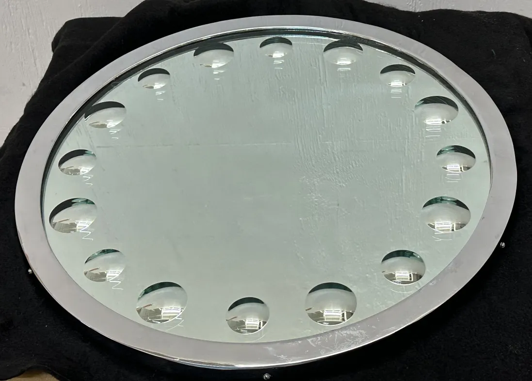 miroir rond antique avec des détails autour du cadre