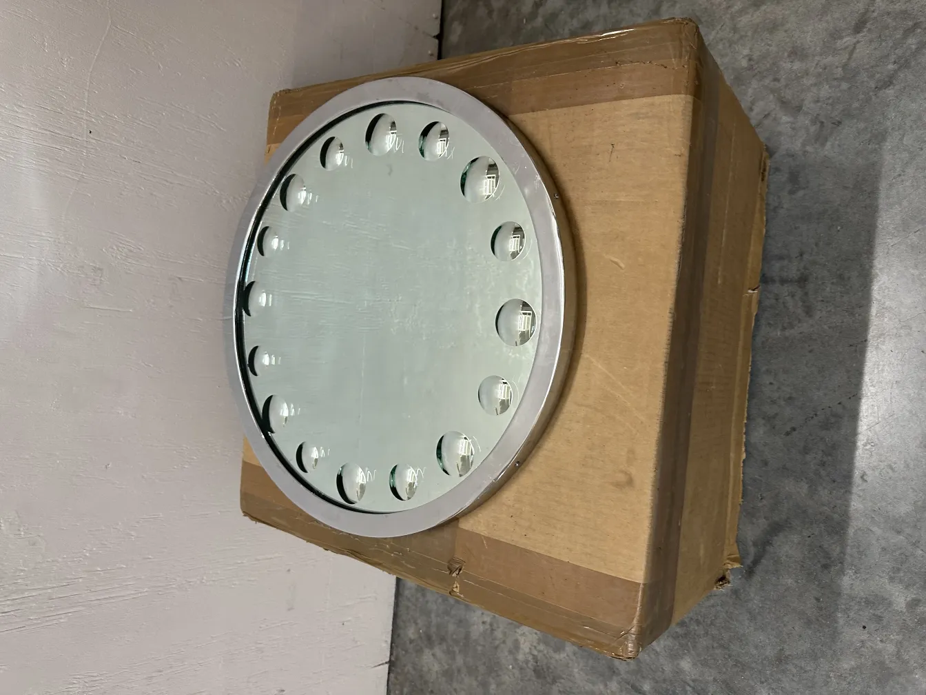 miroir rond antique avec des détails visibles, arrière-plan de boîte