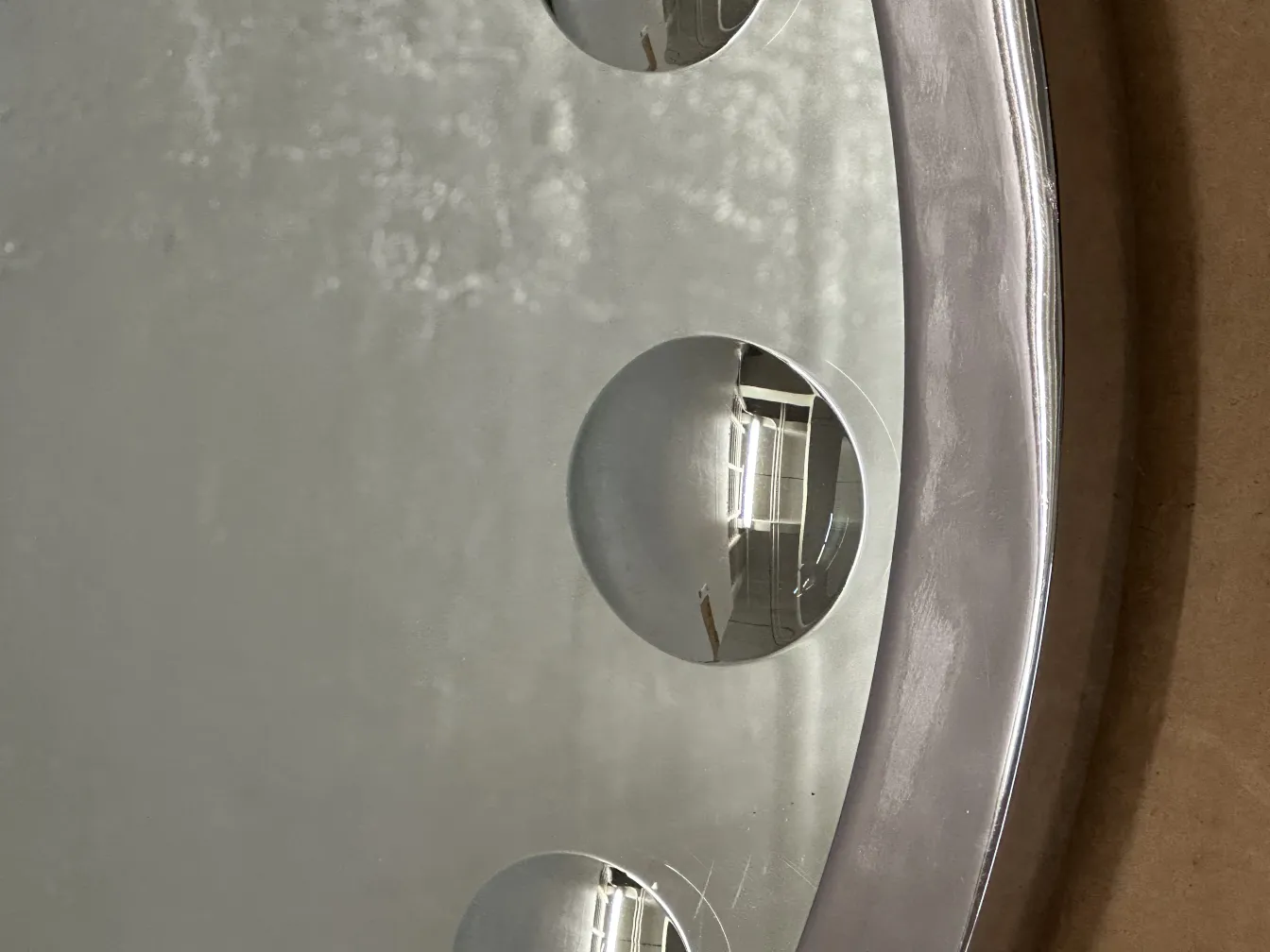 Specchio antico decorativo con dettagli visibili