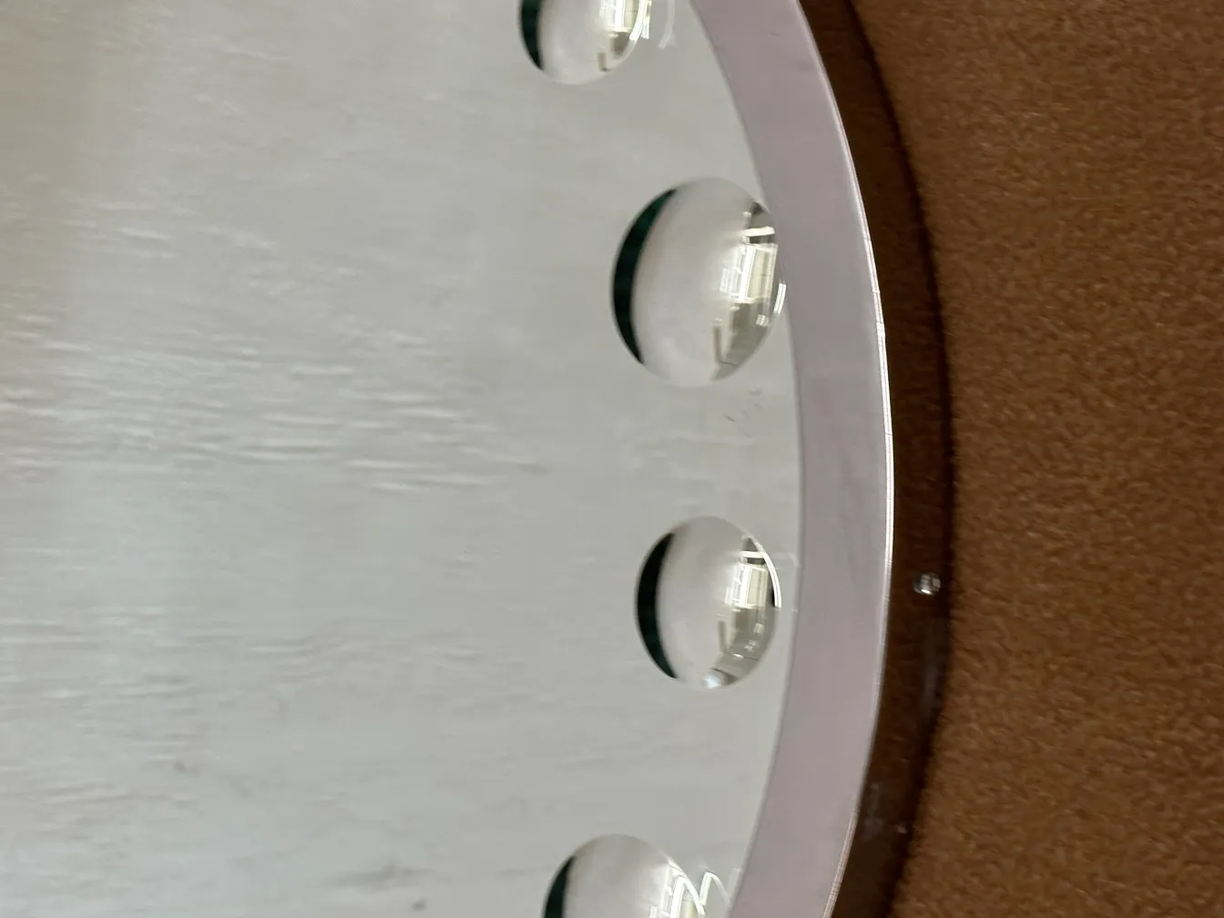 Miroir ancien de forme arrondie avec des détails distincts.