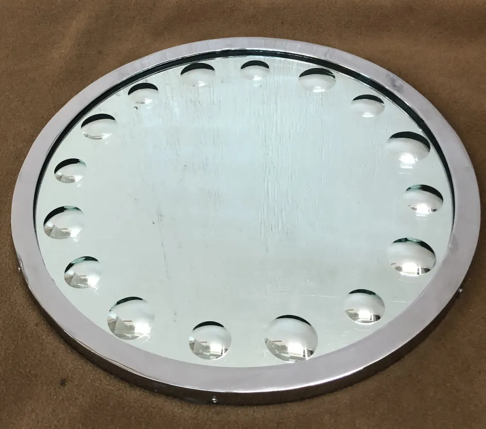 miroir ancien rond avec des détails décoratifs