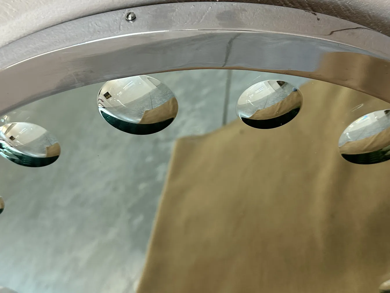 espelho antigo com forma circular e detalhe sutil