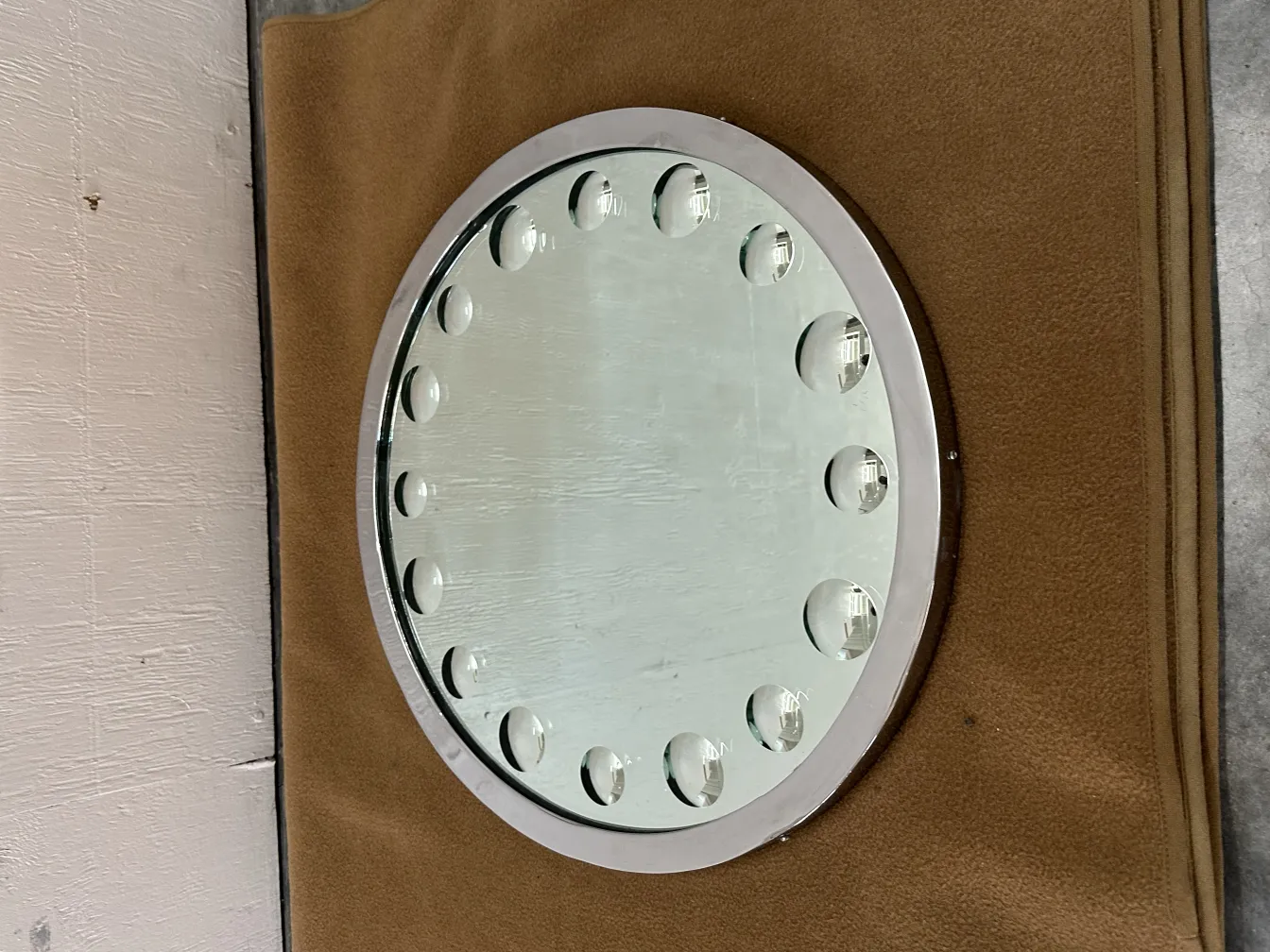 antik-kosmetikspiegel mit runder Kante und Fase in einer neutralen Umgebung.