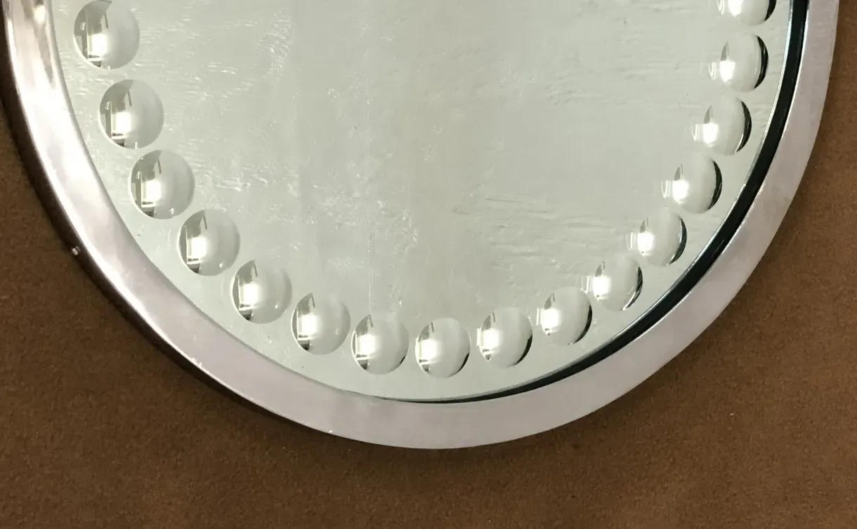 due specchi antichi con bordi decorativi