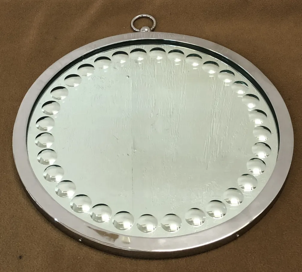 装飾的な縁とフックを持つ2つの古い鏡