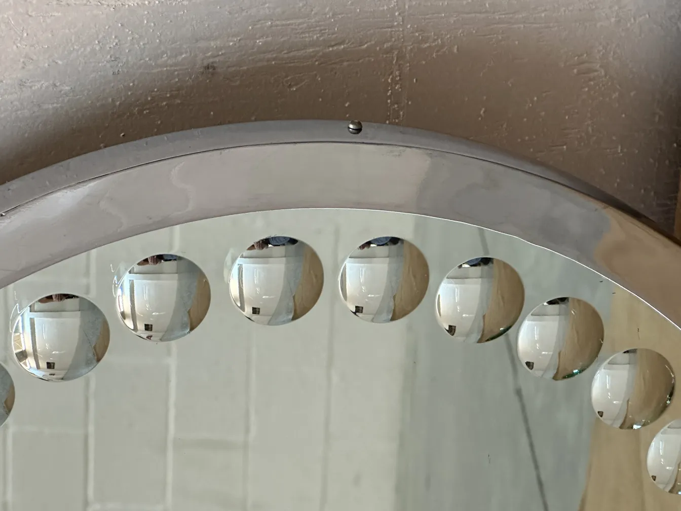 مرآتان دائريتان قديمتان تعكسان البيئة