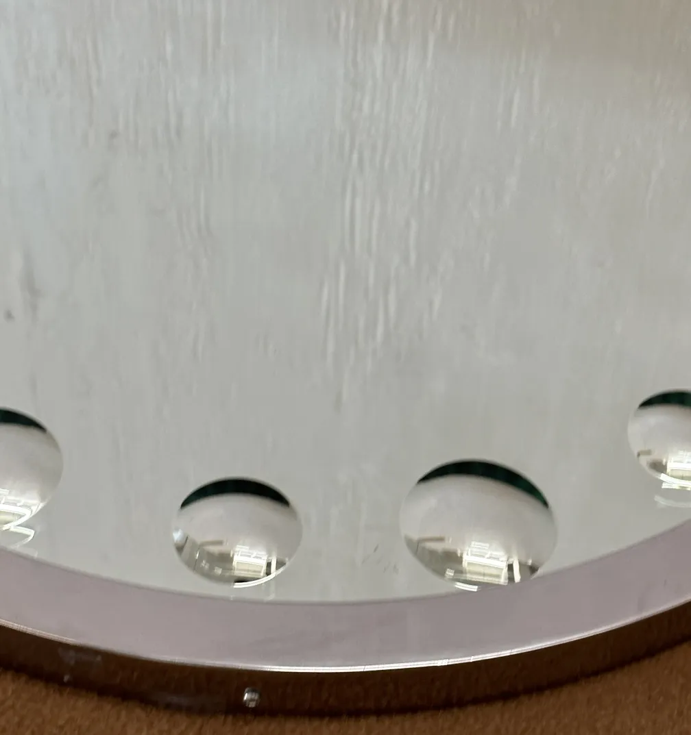 两面古董装饰镜在浅色背景上