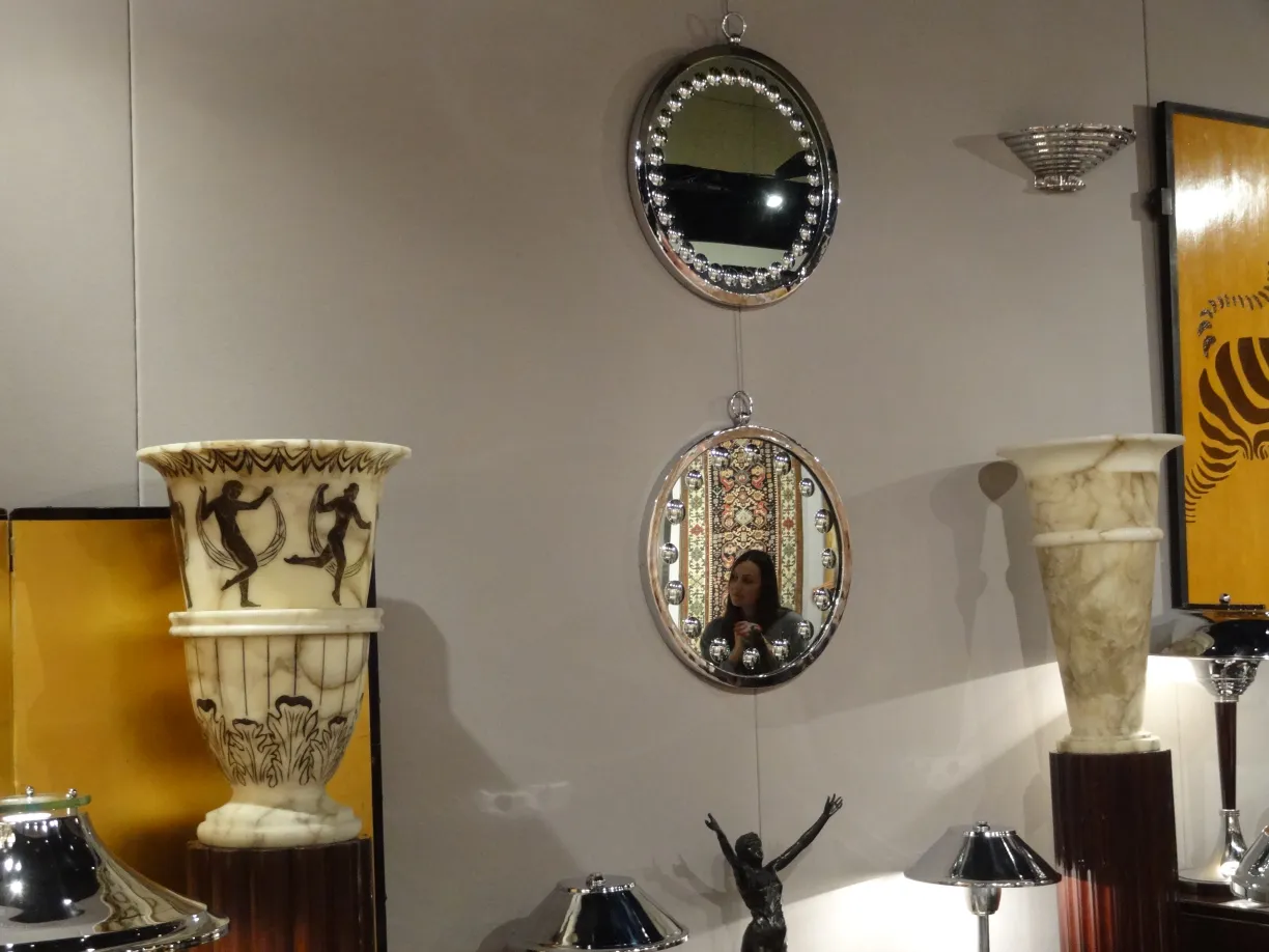 dois espelhos antigos em uma exibição com decorações