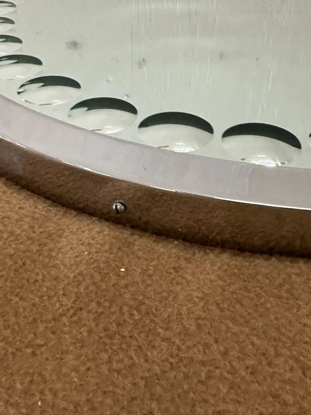 Dois espelhos antigos com um design elegante em um ambiente suave.