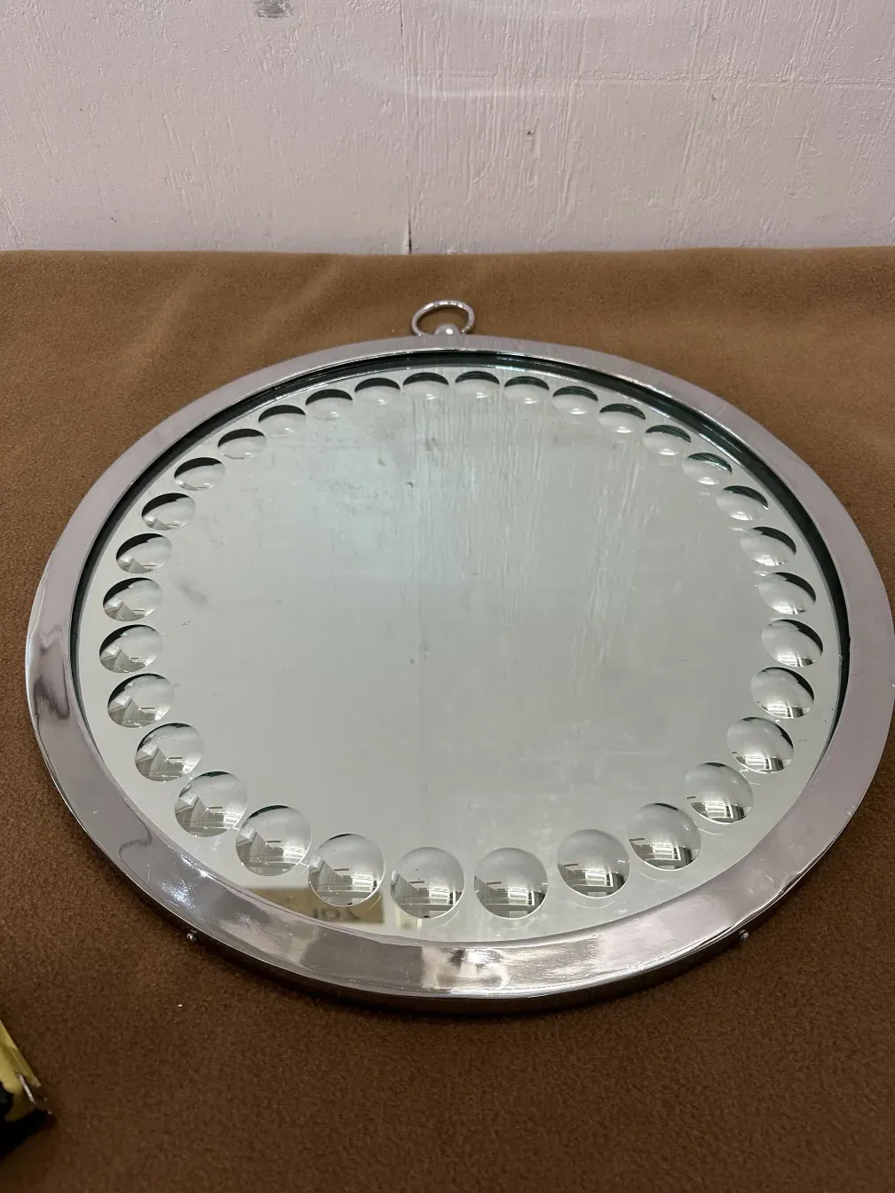 deux miroirs ronds anciens avec des détails sur le bord