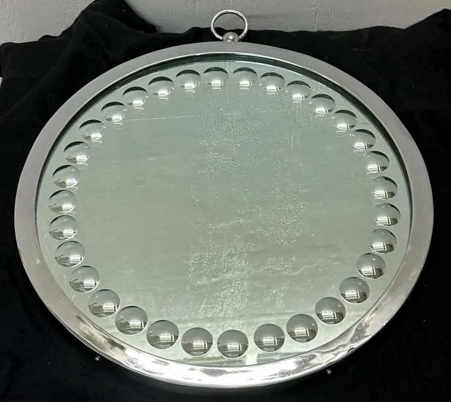 装飾的なエッジがある二つの古い鏡、暗い背景