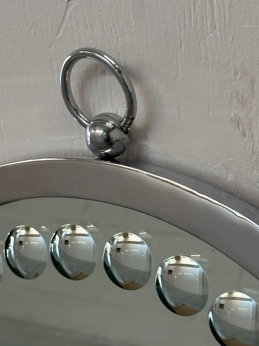 عرض لمرايا عتيقة بيضاوية مع تفاصيل دقيقة