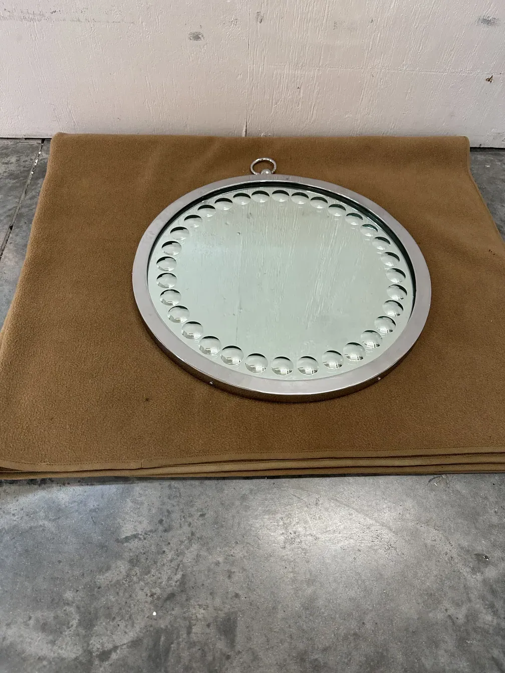 اثنان من المرايا القديمة بحواف مائلة على سطح ناعم