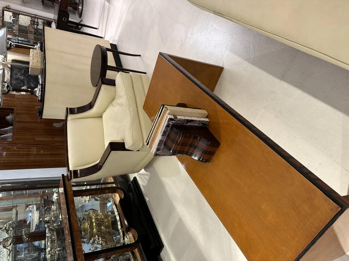 Fermalibri antichi su un tavolo in legno.