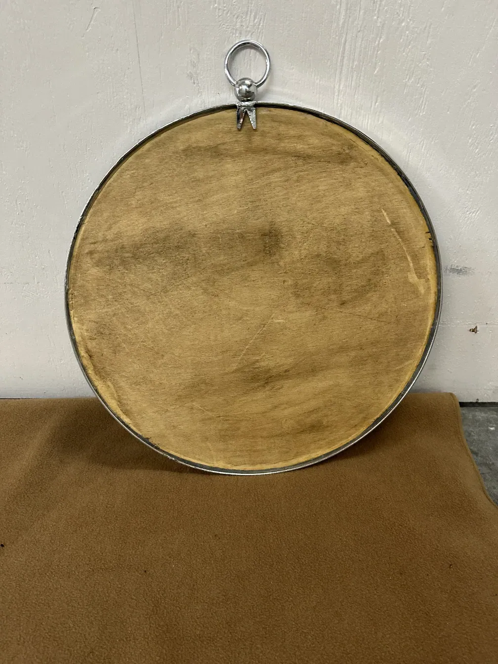 Вид двух антикварных круглых зеркал в мягкой обстановке.