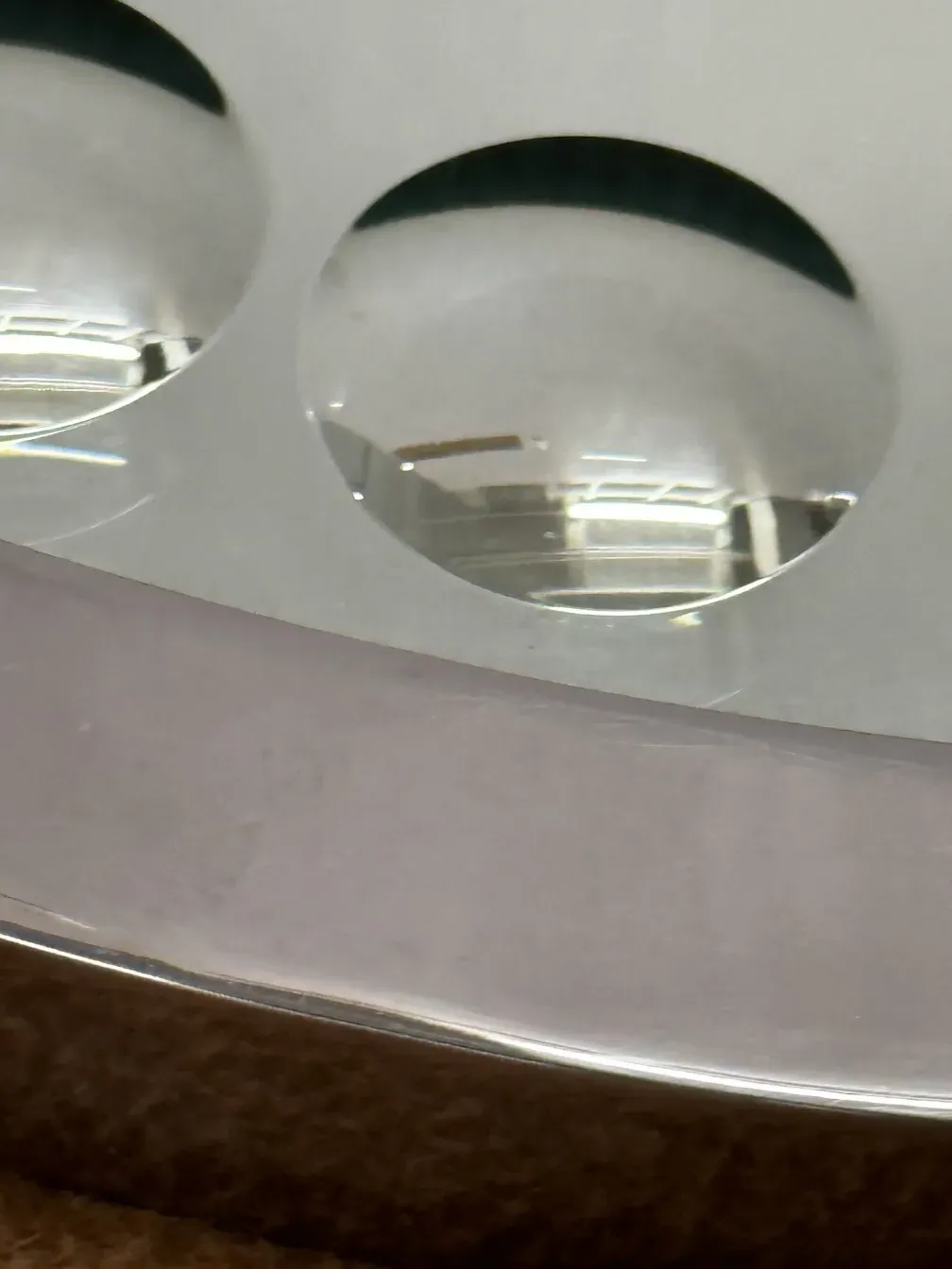 gros plan de 2 miroirs antiques dans un cadre chaleureux 