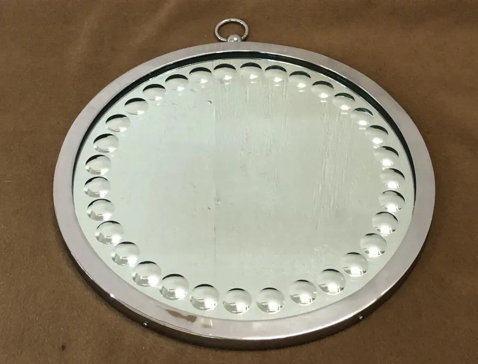 due specchi rotondi decorativi con dettagli