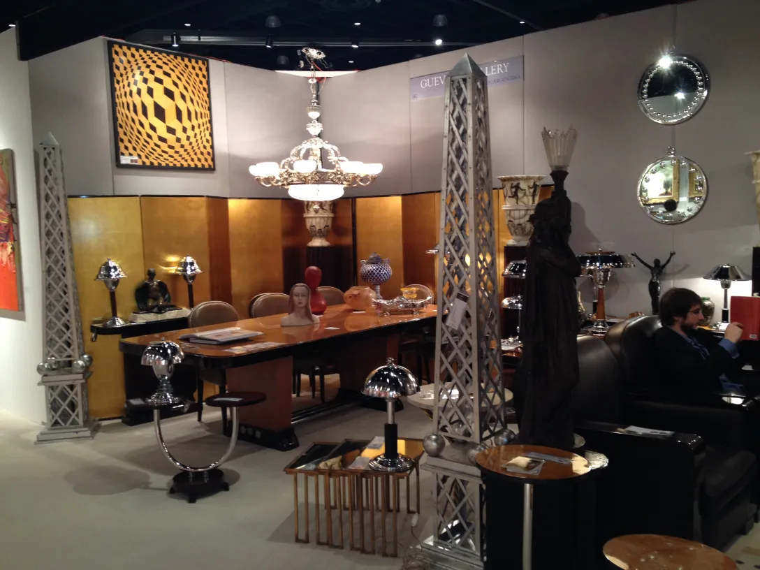 due specchi antichi decorativi in un ambiente elegante