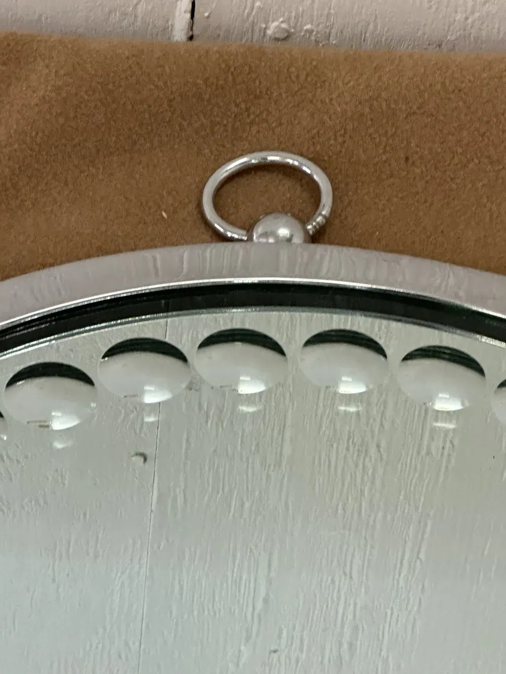 Vue latérale de deux miroirs anciens avec détails