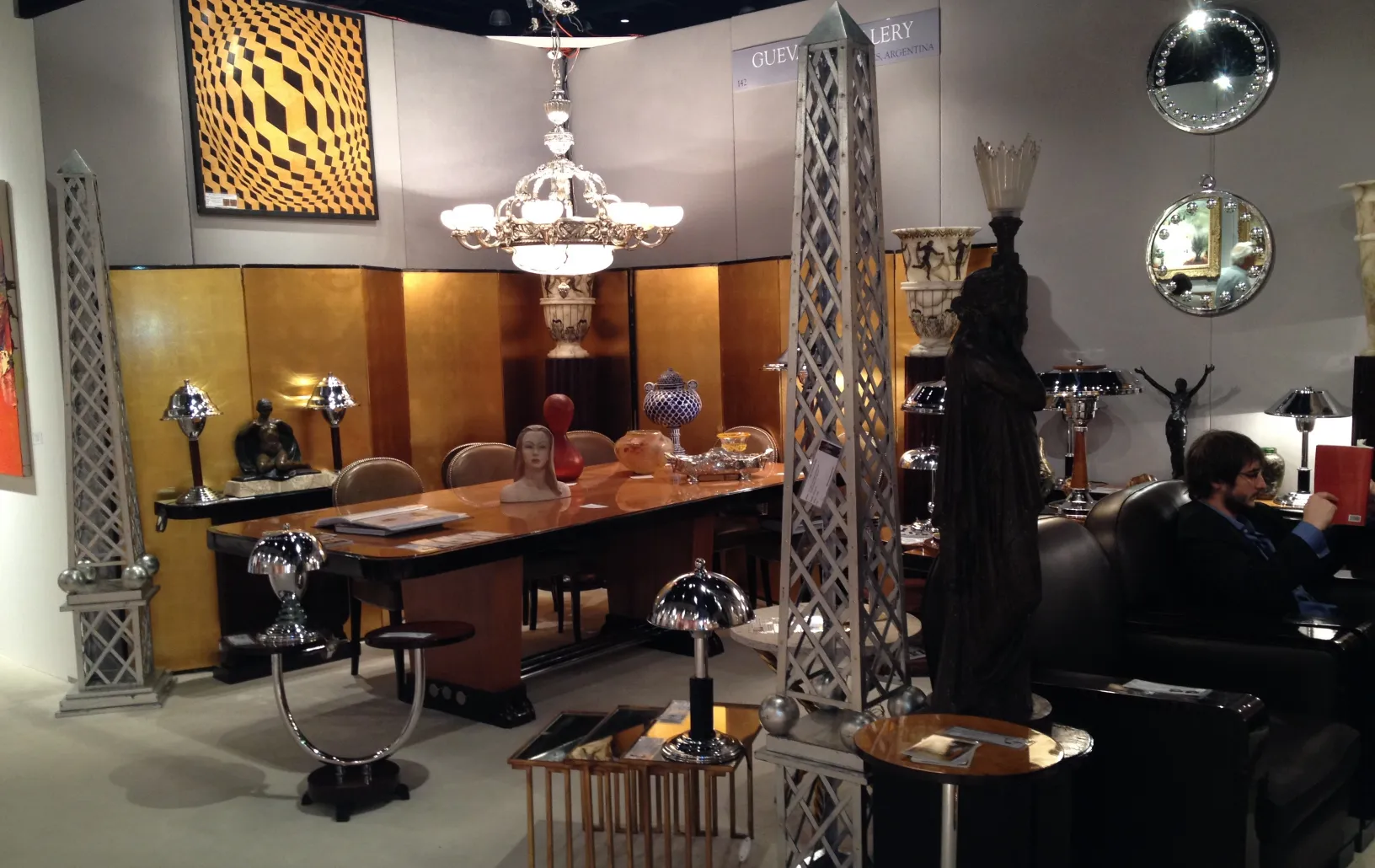 两个装饰用古董镜子在古董环境中