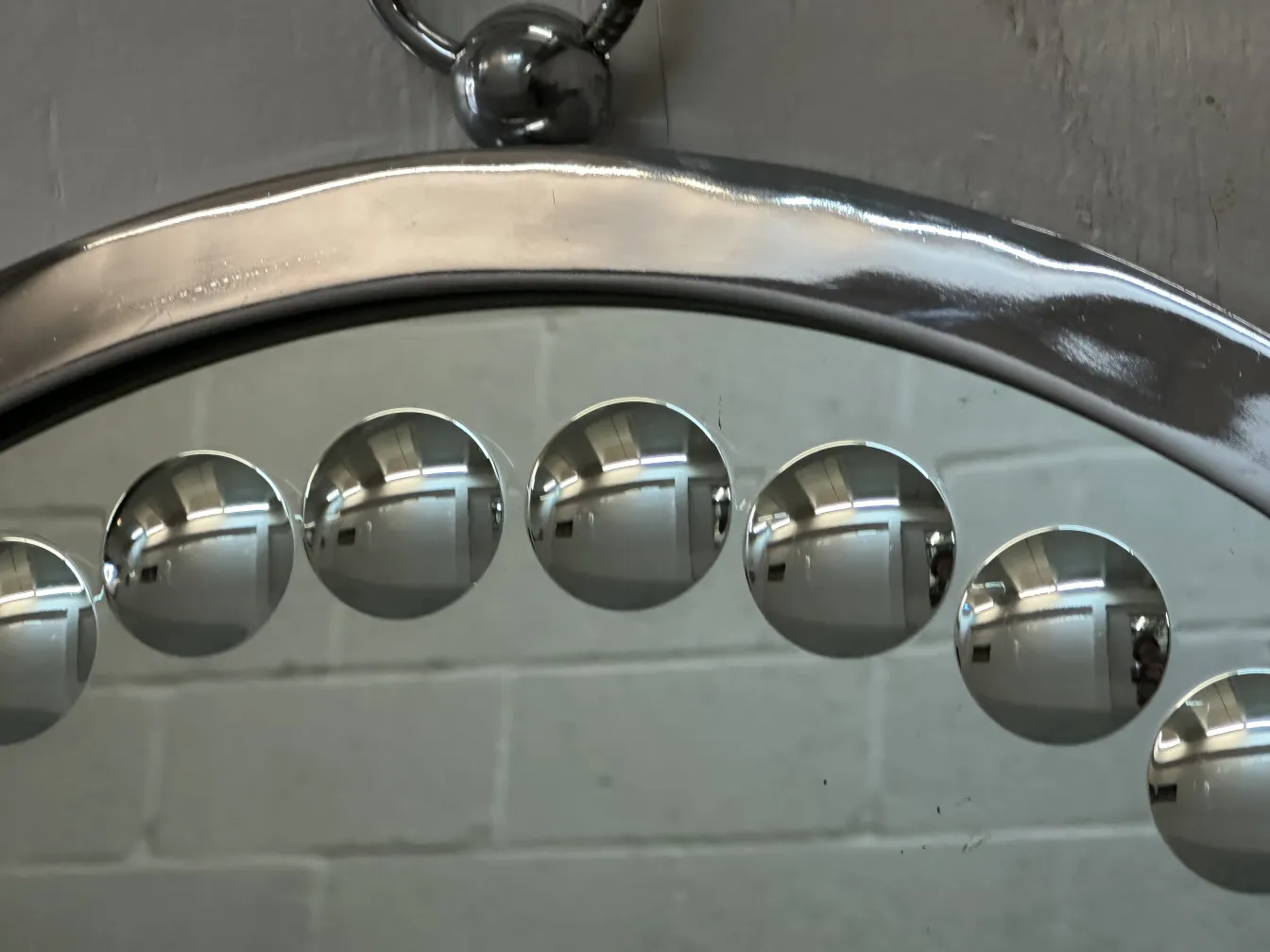 两个古董镜子的视图，带有精致的装饰