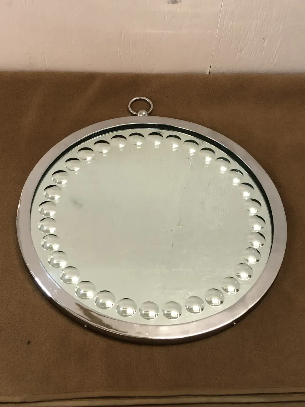 갈색 배경에 두 개의 고전 거울 보기