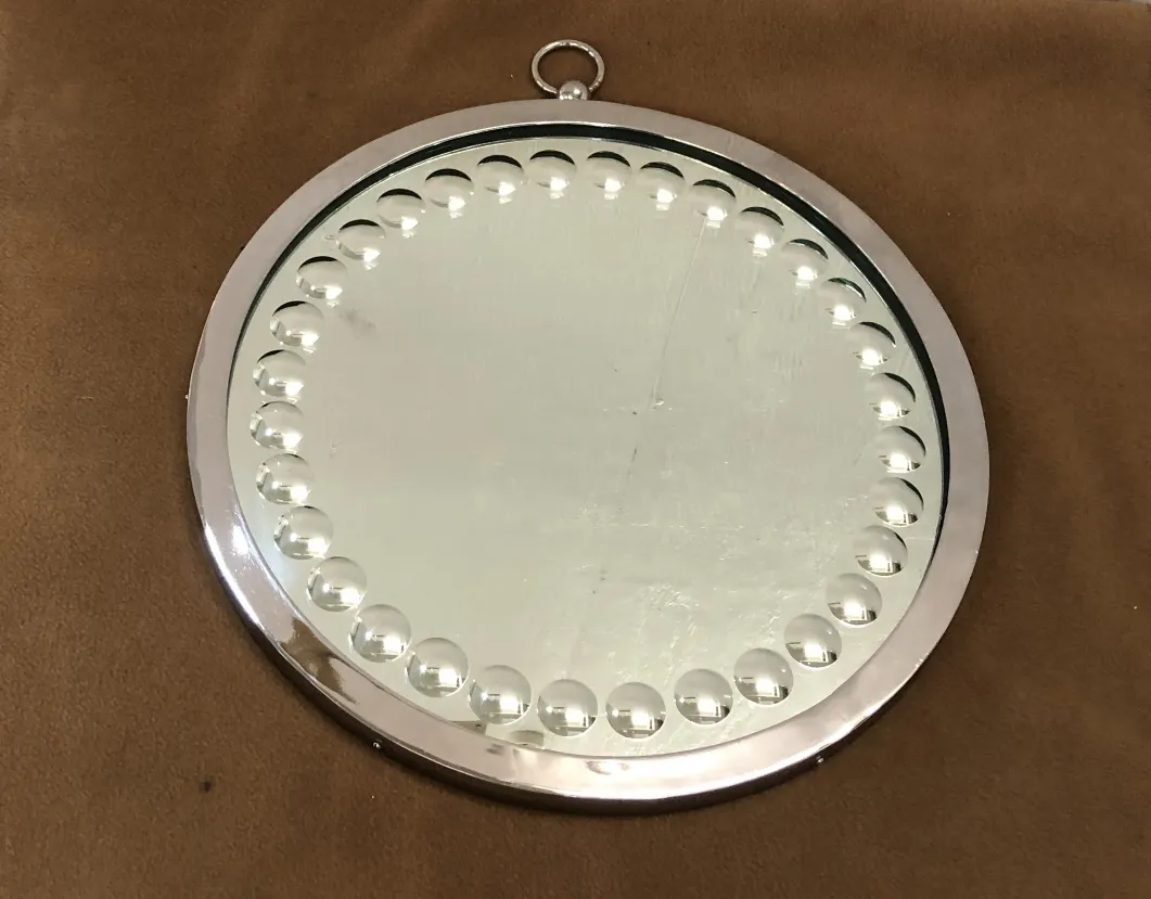 Dois espelhos antigos com um design decorativo circular