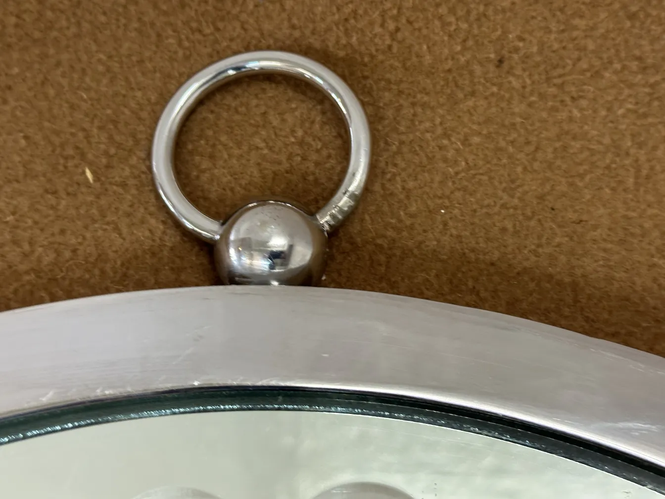 Obenansicht von zwei antiken dekorativen Spiegeln mit Ring