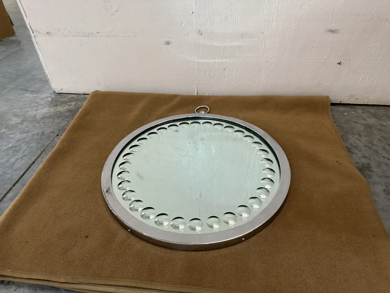 deux miroirs antiques ronds avec des détails décoratifs