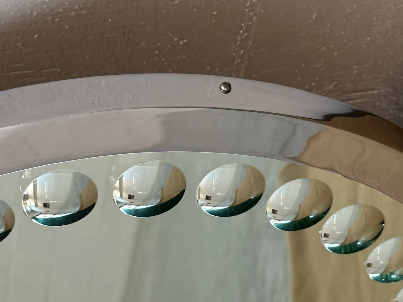 deux miroirs anciens avec un cadre décoratif, reflétant un environnement neutre