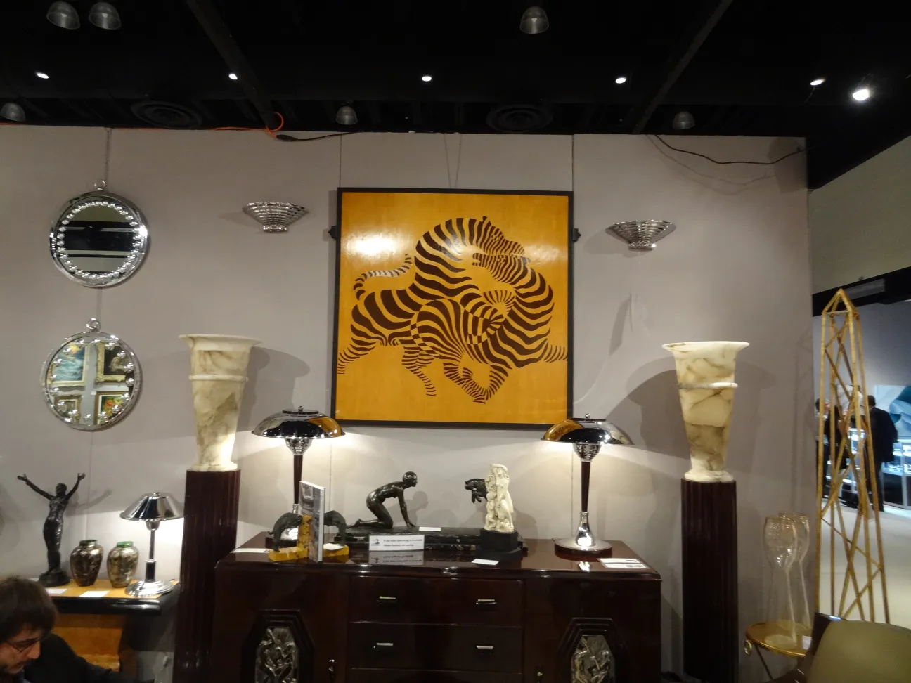 Dois espelhos decorativos antigos em uma exposição, um redondo e outro quadrado