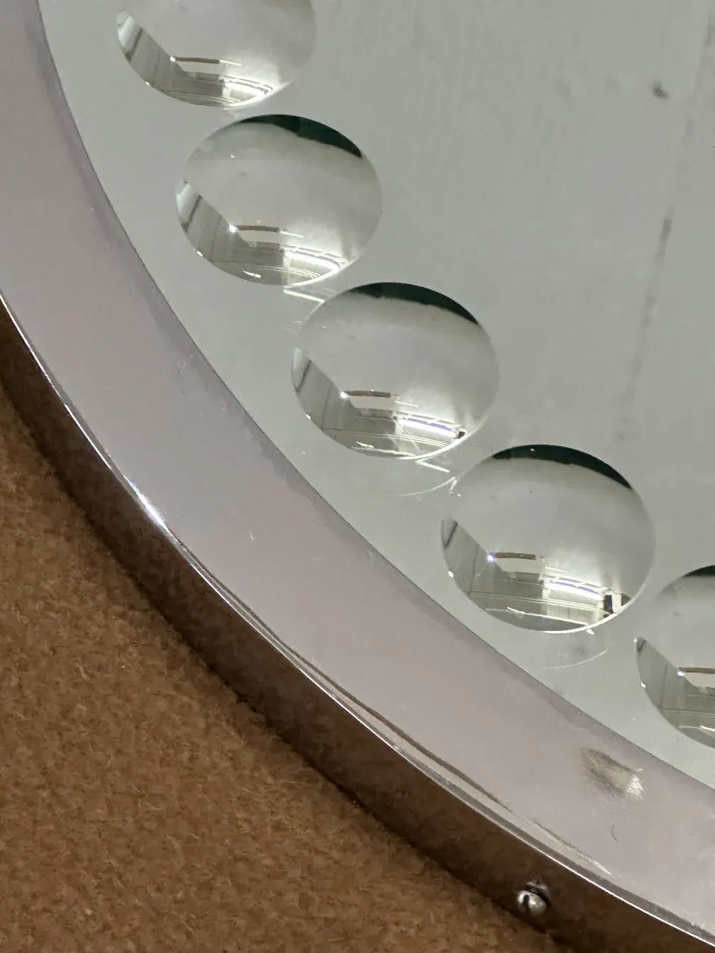 Dos espejos antiguos redondos reflejando la luz