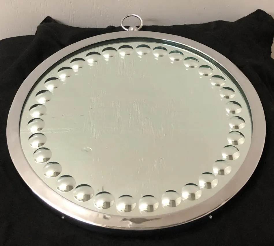 两个带有光泽装饰框的圆形古董镜子。