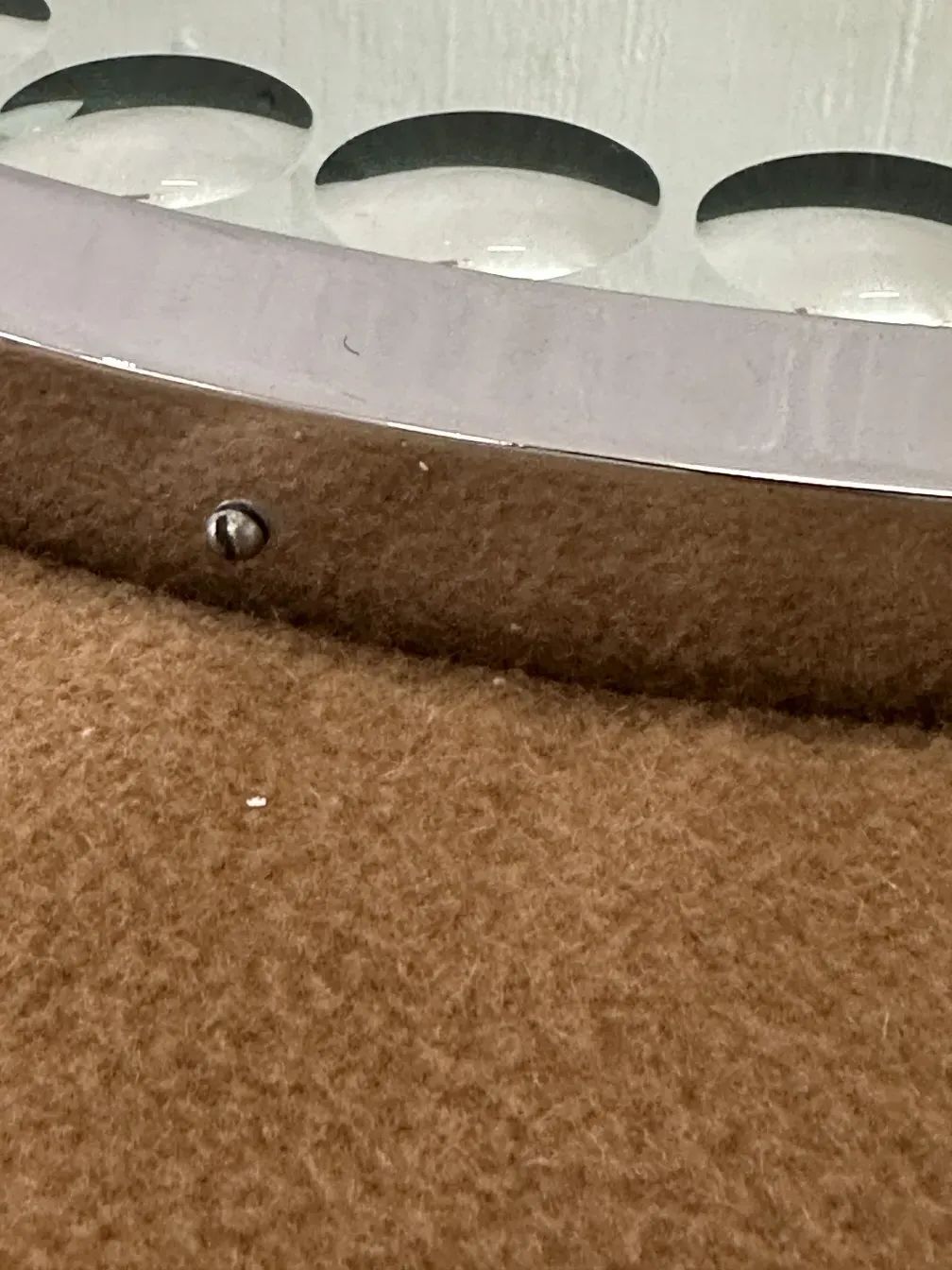 Dettaglio di due specchi antichi in un ambiente caldo e testurizzato.