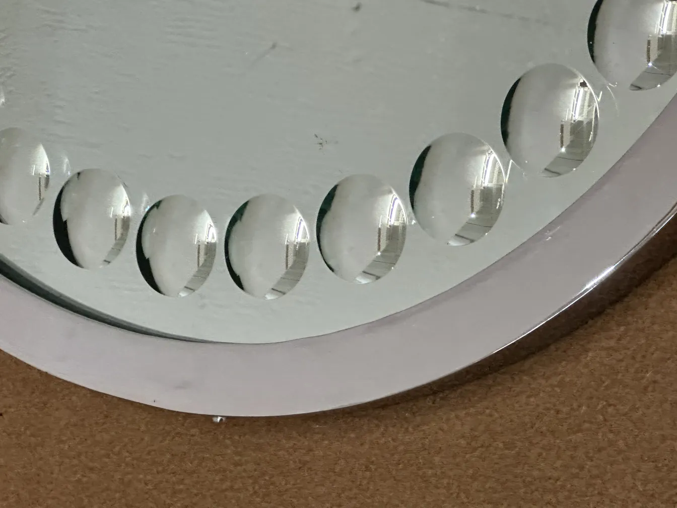 vista de 2 espejos antiguos con formas decorativas