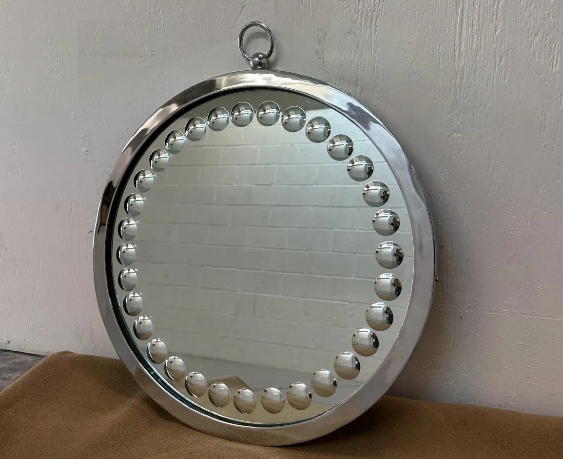 2 miroirs ronds anciens avec détails décoratifs.