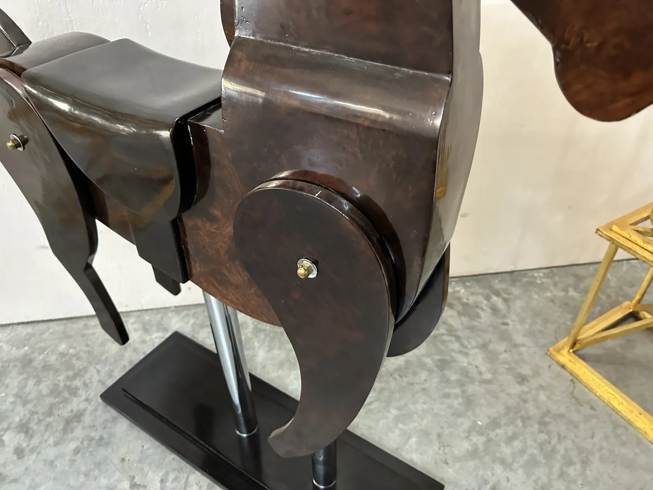 تمثال قديم لخيولين زينين