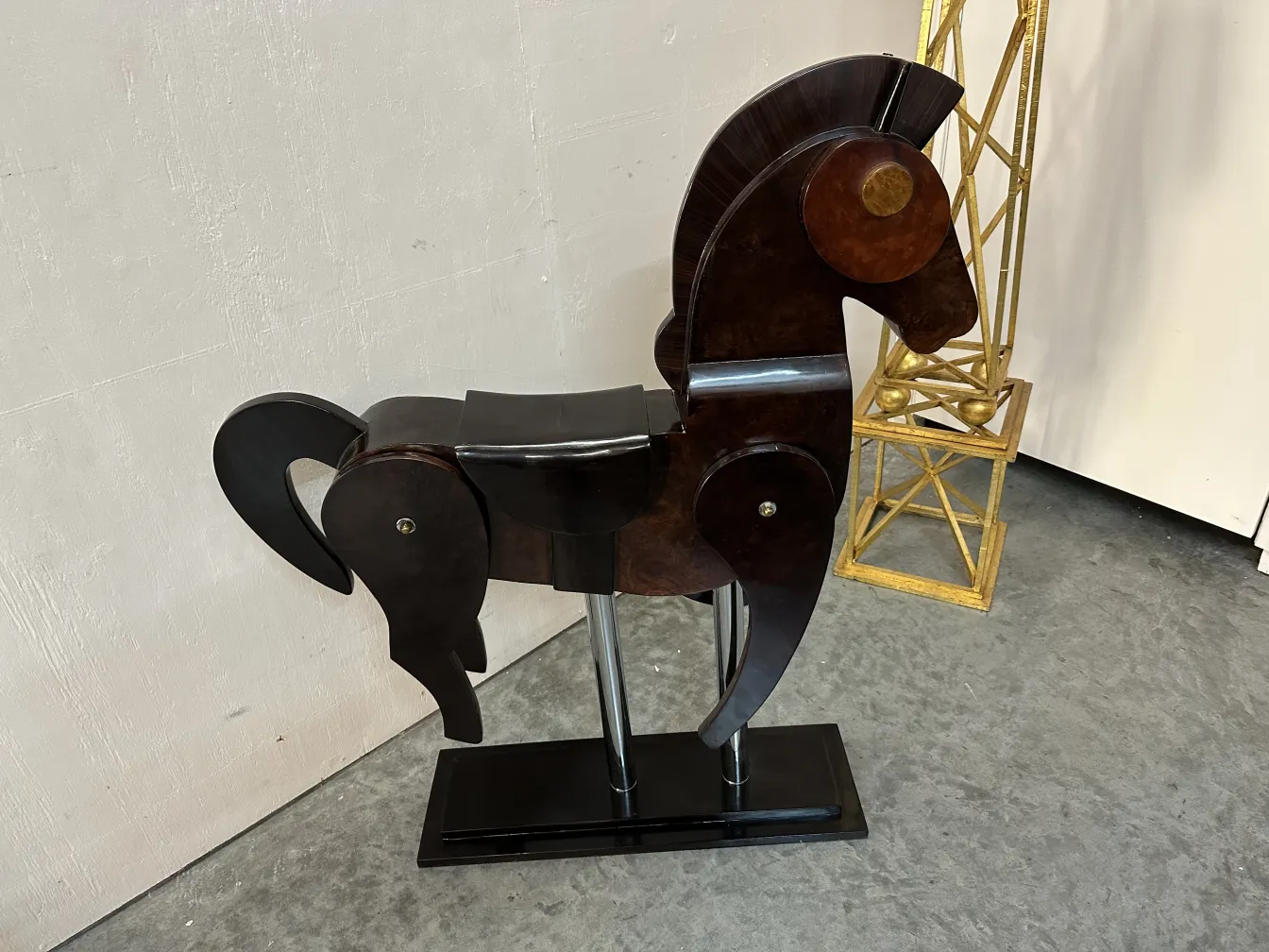 escultura de dos caballos en un entorno decorativo