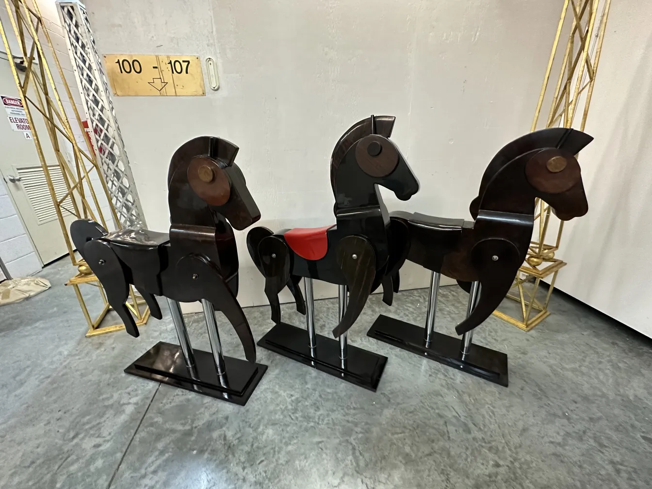 chevaux décoratifs anciens dans un cadre moderne